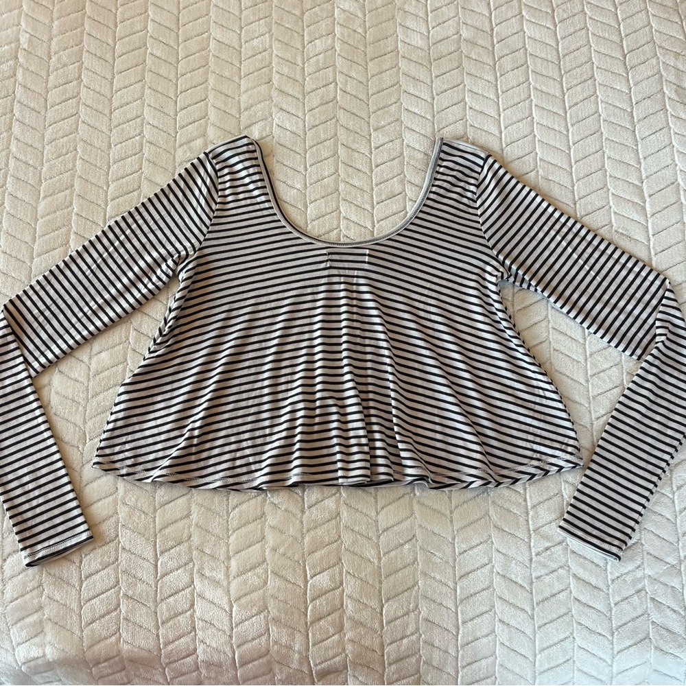 Hollister Black and white striped long sleeve crop top - Picture 3 of 3